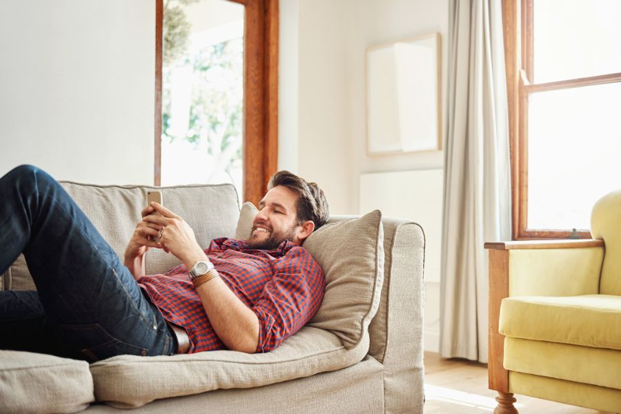 Wohnkomfort per App vom Sofa aus steuern